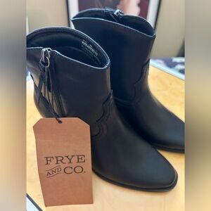 Women’s Frye bootie black Sz 6m nwt